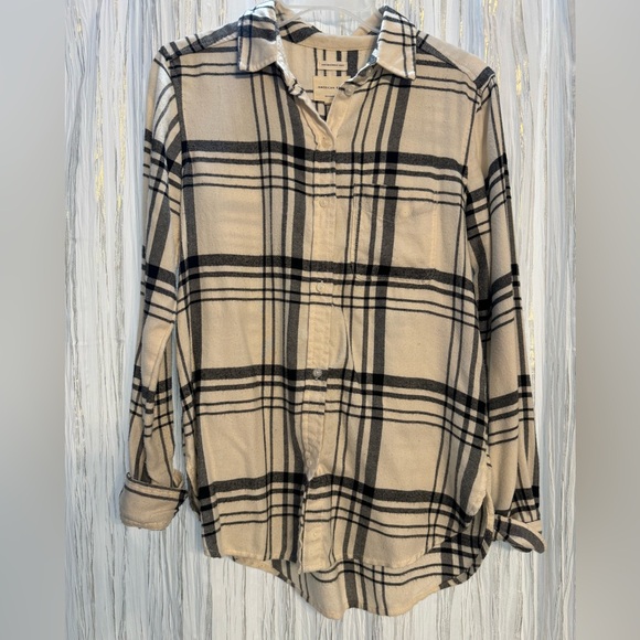 ✨AE PLAID BUTTON UP - Picture 1 of 4